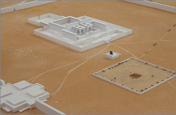 The offering area of the Great Aten Temple, in front of the Sanctuary, reconstructed in a model	