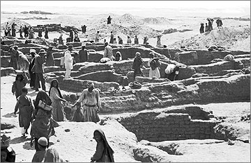 Excavating amongst the houses in 1921, by the Egypt Exploration Fund team