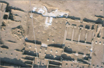 Aerial photograph from a tethered balloon of the centre-rear part of the North Palace. The photograph was taken prior to the start of the repairs. In the middle is the columned hall, the positions of the column bases clearly visible. Note their unusual layout which suggests that the outer rows of columns were smaller (they are more closely set together), and supported a slightly lower roof than that which covered the central part. The extent of the ancient gypsum-concrete foundation layer is also clear