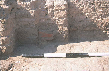 House of Ranefer: eastern niche in the outer hall, south wall. Note the patch of red-painted mud plaster remaining on the side panel. Facing south-west. EES slide 02-3/8.